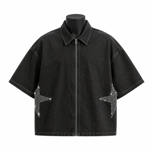 Veste chemise zippée à manches courtes en jean noir pour homme, style streetwear oversize, détail poche ornée de strass, vêtement décontracté personnalisé et tendance - Product Image 1