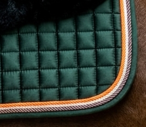 Tapis de selle carré matelassé en coton pour dressage équin, confortable, antidérapant, durable, avec mousse de 18 mm, doublure en maille respirante et bordure en fourrure de vison - Product Image 5