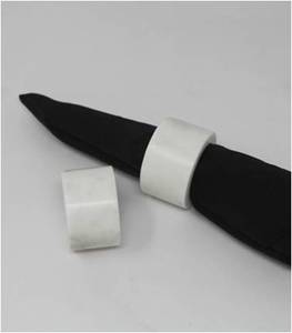 Anneau de serviette rayé noir et crème, durable, écologique, avec incrustation en résine, design moderne et luxueux, décoration de table, porte-serviettes pour mariage et hôtel - Product Image 3