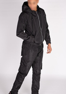 Conjunto de Chándal Cortavientos Personalizado Ligero de Nylon para Hombre con Pantalones Casuales y Bolsillos Laterales con Cremallera - Product Image 1