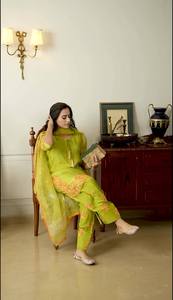 Ensemble Salwar en Coton Brodé et Gaufré avec Dupatta en Tulle pour Femme – Tenue Traditionnelle Indienne et Pakistanaise Décontractée, Longueur Cheville, Coupe Classique, Taille Unique - Product Image 4