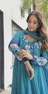 Ensemble Kurti Anarkali brodé de fleurs bleues avec pantalon et dupatta, tenue ethnique indienne pakistanaise pour femmes, pour mariage et fêtes - Product Image 3