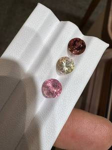 Zehra Gems Jewellery - Turmalina 100% Natural de 7 mm, 3 Piezas, 5.10 CT, Corte Brillante, Color Mixto, Gema Suelta con Juego de Color Africano - Product Image 1