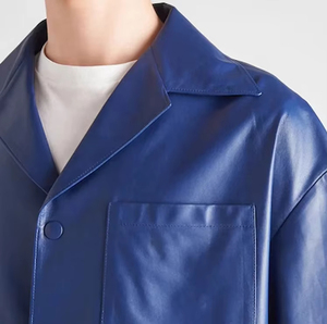 Chemise en cuir souple bleu à col personnalisé, manches courtes, faux boutons et poche poitrine pour homme - Product Image 3