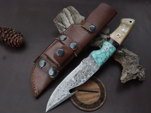 มีดล่าสัตว์ Nordic Forge Damascus Steel ลายหยดน้ำ พร้อมปลอกหนัง - ใบมีดแบบ Full Tang พร้อมด้ามทำจากเขาแกะและเรซิ่น - Product Image 1