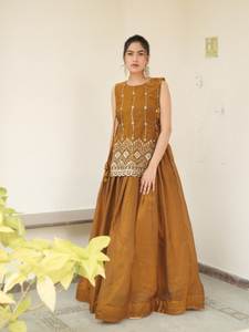 Ensemble Lehenga élégant en tissu Fendy avec Koti orné de perles de créateur – Tenue de soirée et tenue traditionnelle - Product Image 2