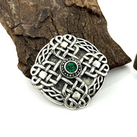 Broches vintage écossaises en laiton à nœuds complexes, couleur unie, avec émeraude verte vibrante au centre, style traditionnel irlandais 2026