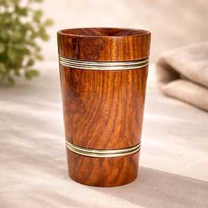 Tasse à boire en bois d'acacia de luxe avec bandes en laiton de qualité supérieure, tasse en bois faite à la main pour jus, thé, café et eau - Product Image 3