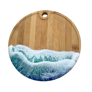 Planche à découper ronde en bambou avec design en résine vague océanique, style côtier, décoration de cuisine faite à la main - Product Image 1