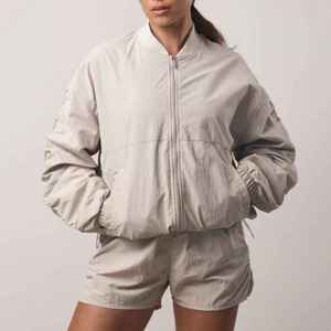 Conjunto de Chaqueta Corta y Pantalones Deportivos Personalizados, Chaqueta Corta con Cierre, Ropa Deportiva de Nailon, Conjunto Deportivo para Mujer, Ropa de Gimnasio, Conjunto para Correr - Product Image 3