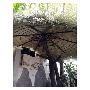 Parasol en chaume entièrement fabriqué à partir de feuilles de palmier séchées et d'un support en bois pour l'ombrage extérieur et un style resort, fabriqué au Vietnam - Product Image 4