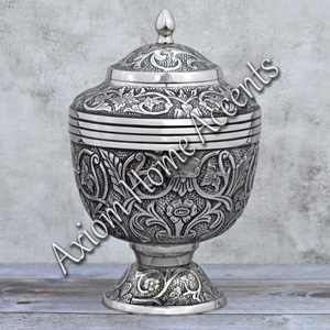 Urne intemporelle en laiton pour cendres avec finition polie Souvenir commémoratif décoratif par Axiom Home Accents - Product Image 2