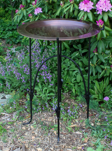 Bassin peu profond à rebord large en cuivre antique pour oiseaux, avec support décoratif en métal noir pour jardin et cour - Product Image 5