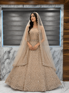 Élégante Robe de Mariée Indienne Traditionnelle Lehenga Choli Beige Brodé avec Voile, Longueur Ras du Sol, Coupe Classique - Product Image 1