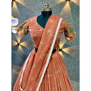 Robes de mariée de créateur Élégant Lehenga Choli avec broderie et séquence pour fête - Product Image 5