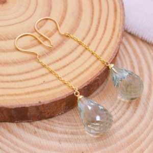 Vente en gros de boucles d'oreilles pendantes en or jaune 18 carats avec améthyste verte naturelle, Memoria Jewels - Product Image 1