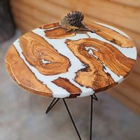 Table basse moderne en bois massif avec bord naturel et époxy, structure en fer, design pliable, écologique, faite à la main pour chambre et salon