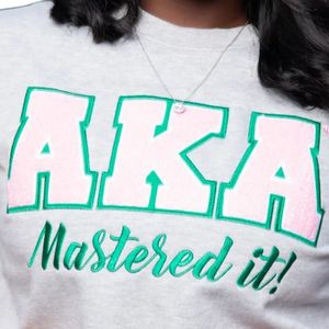 Sudadera Gris Unisex con Cuello Redondo y Estampado Gráfico de Mastered It, Algodón Premium, Informal, Elegante y Cómoda - Product Image 3