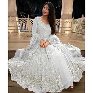 ชุดปาร์ตี้ปักเลื่อมของผู้หญิงชุดเสื้อด้านบน lehenga และ dupatta พร้อมการปักเลื่อมหรูหรา - Product Image 1