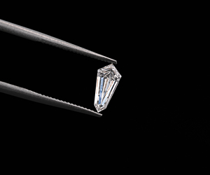 OM GEMS Diamante Cultivado en Laboratorio de 0.32 Ct, Corte Escudo Único, Color CVD E-F, Perforado con Láser, Certificado IGI, Piedra Suelta para Joyería - Product Image 2