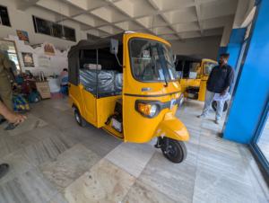 Tuk Tuk Modelo Ape City y DX Fabricado en India |   Vehículo de Pasajeros de 3 Plazas de Alta Calidad |   Listo para Exportar a Haití y República Dominicana - Product Image 2