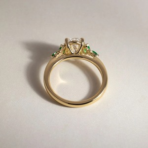 Anillo de Compromiso de Oro Amarillo de 14K con Diamante Ovalado Cultivado en Laboratorio de 1.50CT, Piedras Laterales de Esmeralda Verde en Forma de Marquesa y Pera, Lujoso/Elegante, Venta al Por Mayor - Product Image 2