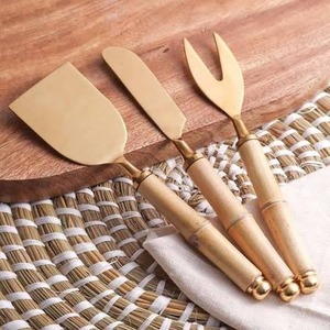 Ensemble de 3 couteaux à fromage avec planche en bois, ustensiles en métal satiné, couverts minimalistes, couteau à fromage avec manche en bois - Product Image 4