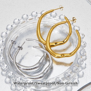 أقراط دائرية كبيرة على شكل حرف C من الفولاذ المقاوم للصدأ مطلية بالذهب بنسيج مطروقة غير منتظمة هندسية بسيطة المجردة - Product Image 2