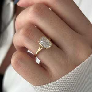 Bague de fiançailles en or 18 carats à double sangle, sertie de diamants de laboratoire en forme de coussin allongé de 2 carats, style Art Déco, certifiée IGI - Product Image 4