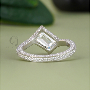 Anillo de compromiso Rudakiya Brothers con diamante cultivado en laboratorio de corte esmeralda de 1.97 CT, claridad VS1-VVS2, banda pavé de oro blanco de 14K - Product Image 4