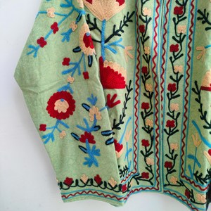 Couette matelassée respirante en coton vert sauge, broderie Suzani faite à la main, travail traditionnel de broderie kashmiri, motif floral, longueur standard - Product Image 5