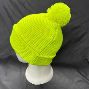Gorro Infantil Personalizado en Amarillo Neón |   Gorro Deportivo de Invierno de Punto con Pompón |   Gorro cálido con puños acanalados al por mayor - Product Image 2