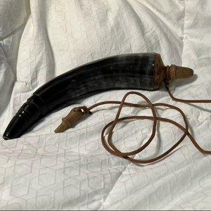 Cargadores de cartuchos artesanales duraderos, auténticos, de cuerno de búfalo, con correa de cuero y tapa/inferior de madera de 12 pulgadas, ideales como regalo de negocios. - Product Image 1