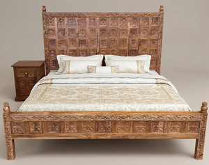 Meubles de chambre à coucher de luxe en teck massif sculpté à la main, lit king-size avec décor floral sculpté et table de chevet assortie - Product Image 1