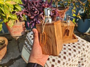 Juego de Baño de Madera de Dos Piezas, Dispensador de Jabón Rectangular, Dispensador de Loción Corporal y Gel de Ducha, Bandeja Minimalista Ecológica - Product Image 6