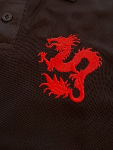 Polo décontracté à manches courtes brodé dragon, col à revers, coupe ample en mélange de coton, avec numéro et patch arrière – Grande Vente - Product Image 5