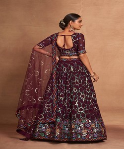 LEHENGA CHOLI DE DISEÑO CON BORDADO Y LENTEJUELAS DE GEORGETTE CON DUPATTA COLOR VINO 80130 Lehenga choli bordado al por mayor de la India - Product Image 4
