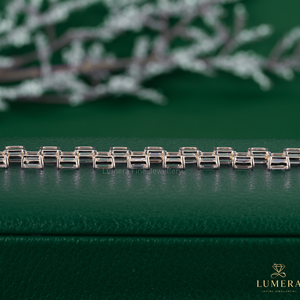Sofisticada Pulsera de Diamantes Cultivados en Laboratorio con Corte Esmeralda, con Engaste de Cesta Abierta y Estructura de Eslabones en Zigzag - Product Image 3