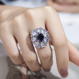 Nuevo anillo de diamantes de corte redondo atemporal en oro macizo, joyería clásica para mujer disponible a precio de fábrica. - Product Image 4