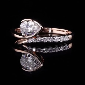 Bague de fiançailles pour femme en or blanc 14 carats avec diamant taille poire couleur D VVS1 et pierres latérales en diamant, style classique - Product Image 4
