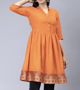 Vente Flash : Haut court tendance pour femme – Style estival ajusté et moulant, idéal pour un look décontracté, basique mais de haute qualité - Product Image 3