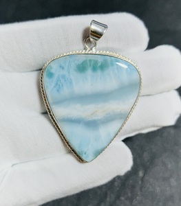 Pendentif en larimar naturel TRIMURTI GEMS, serti argenté |   Style classique |   Magnifiques bijoux en larimar bleu |   Formes Mixtes - Product Image 3