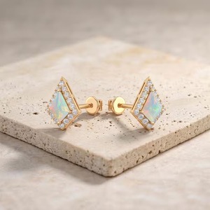 Elegantes pendientes de ópalo blanco con corte en forma de cometa, pendientes de oro, joyería minimalista y delicada de ópalo para mujer - Product Image 4