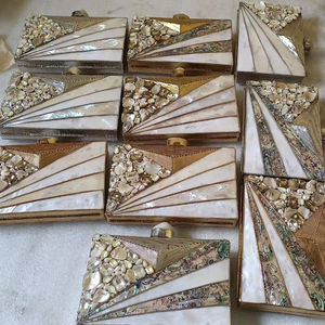 Pochette de soirée pour femme, motif carré MOP, clous décoratifs, fermeture magnétique, doublure polyester, bandoulière chaîne, tendance - Product Image 1