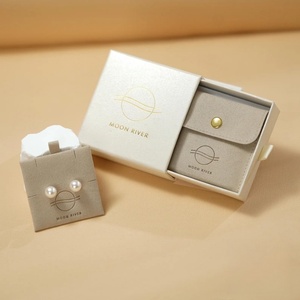 กล่องใส่เครื่องประดับแบบเปิดปิดได้ ขนาด 8x8x3.5 ซม. จำนวน 50 ชิ้น เป็นมิตรกับสิ่งแวดล้อม ทนทาน พร้อมโลโก้สั่งทำพิเศษบนกล่องกระดาษและถุงผ้า - Product Image 2