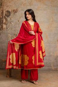 Ensemble de costume de luxe en coton rouge rubis brodé avec appliqué floral moutarde éclatant, pantalon assorti et dupatta doux - Product Image 2