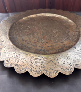 Bandeja Decorativa de Latón Asiático con Acabado Antiguo, Motivo Central de Dragón Chino Grabado a Mano, Borde Festoneado, para Colgar en la Pared - Product Image 1
