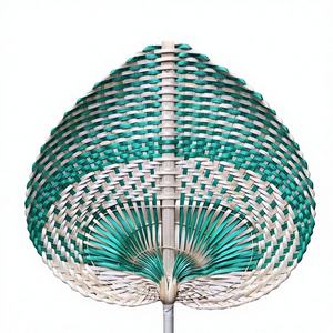 Éventail artisanal vietnamien en feuille de palmier, idéal pour les cadeaux de mariage et la décoration rafraîchissante pour événements estivaux en extérieur. - Product Image 1