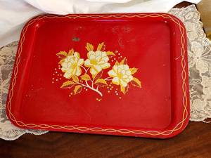 Plateau de service vintage en métal rouge avec motif floral doré, rectangulaire, peint à la main, motif végétal, vaisselle de fête - Product Image 3