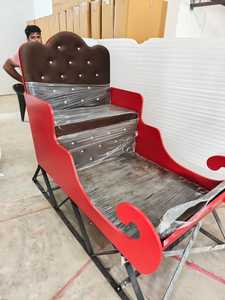Chaise de traîneau du Père Noël en velours rouge avec structure métallique, siège décoratif pour exposition de Noël et événements festifs - Product Image 6